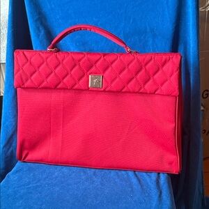 NOT A PURSE!!! Or a Red Quilted Handbag. ITS a huge Lamp!!! And yes it works